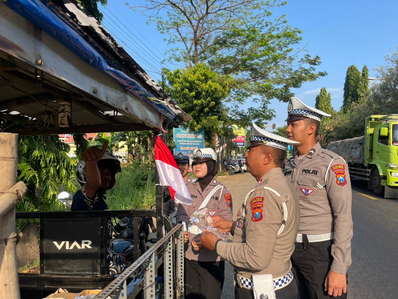 Ribuan Bendera Merah Putih Dibagikan oleh Polres Probolinggo untuk Warga, Bangkitkan Semangat Kemerd