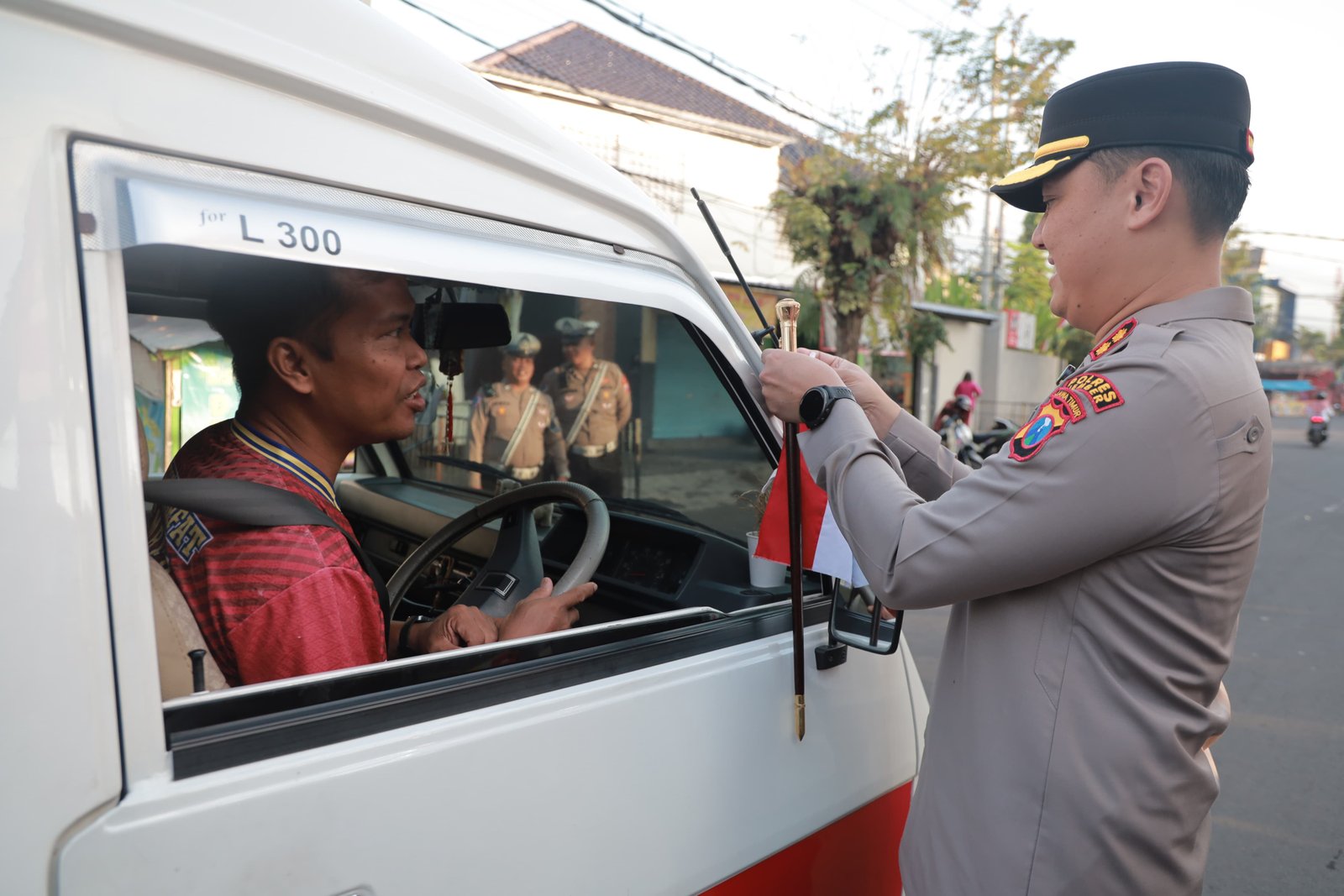 Tebar Semangat Merah Putih Kapolres Jember Turun Jalan Berbagi Bendera dan Cokelat Bagi Pengendara