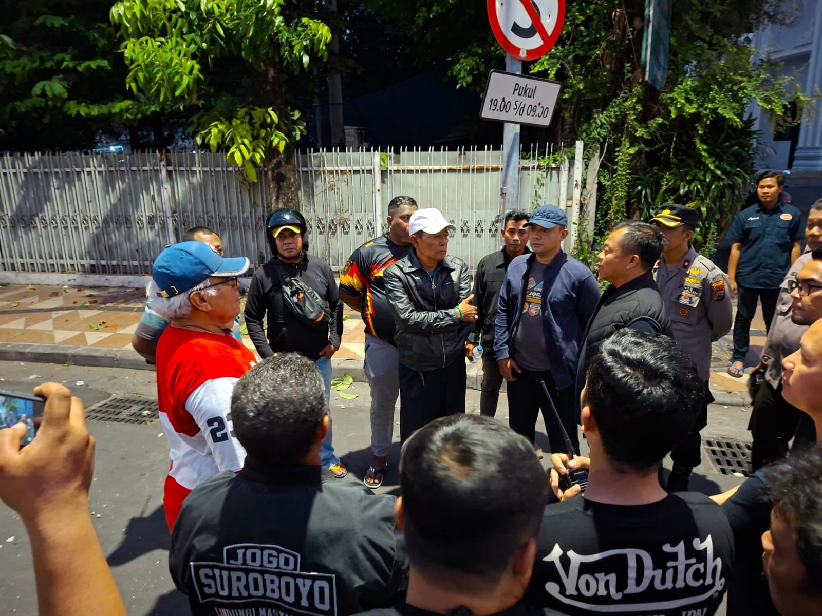 Polrestabes Surabaya Berhasil Redam Perselisihan Dua Kelompok di Embong Malang, Pastikan Tak Ada Aks