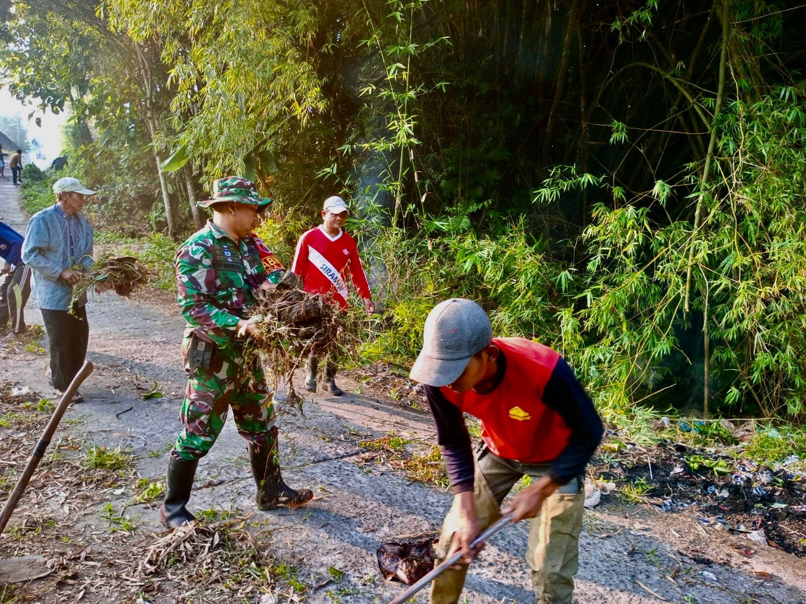 Dari Desa Jugo Babinsa Bersama Warga Kerja Bakti Wujudkan Lingkungan Bersih