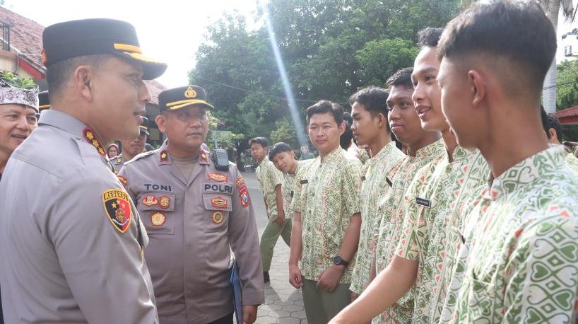 Gencarkan â€œPolice Goes to Schoolâ€, Polresta Banyuwangi Dorong Generasi Muda Tertib Hukum