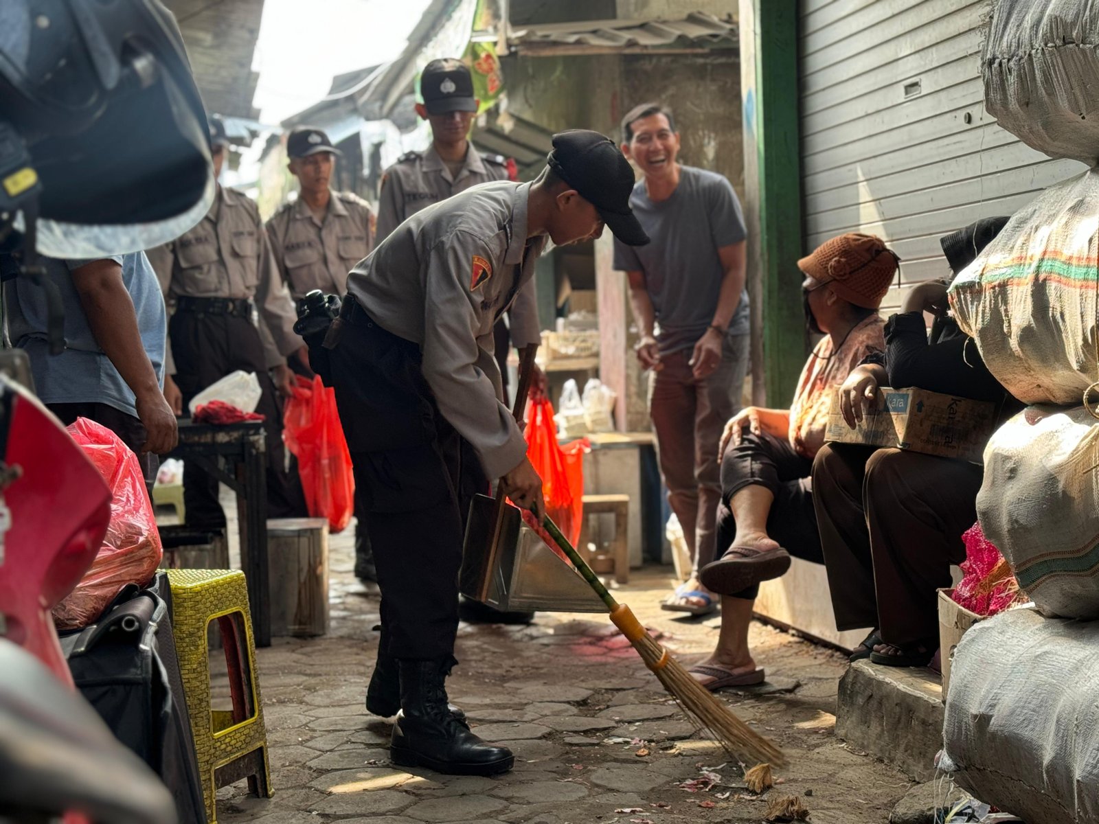 Siswa Diktukba Polri SPN Polda Jatim Punguti Sampah di Pasar Mojokerto, Pedagang: "Bikin Hati Adem"