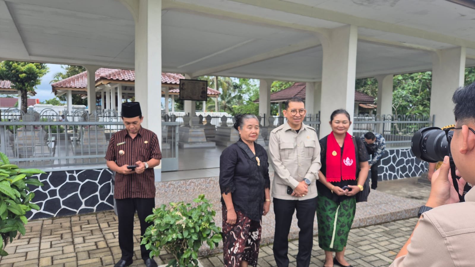 Menteri Kebudayaan Fadli Zoom Msc Ziarah Nyekar Kemakam Kakek Presiden ke 8 dikawal PANI