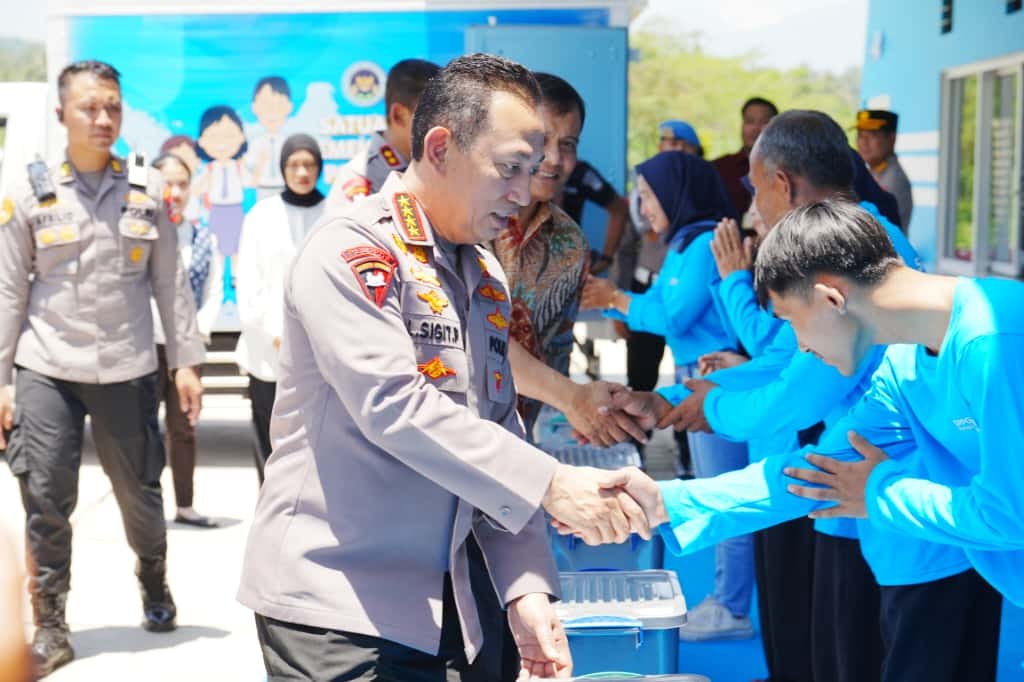 Kapolri Berikan Bansos dan Salurkan Bahan Pangan Murah di Semarang 