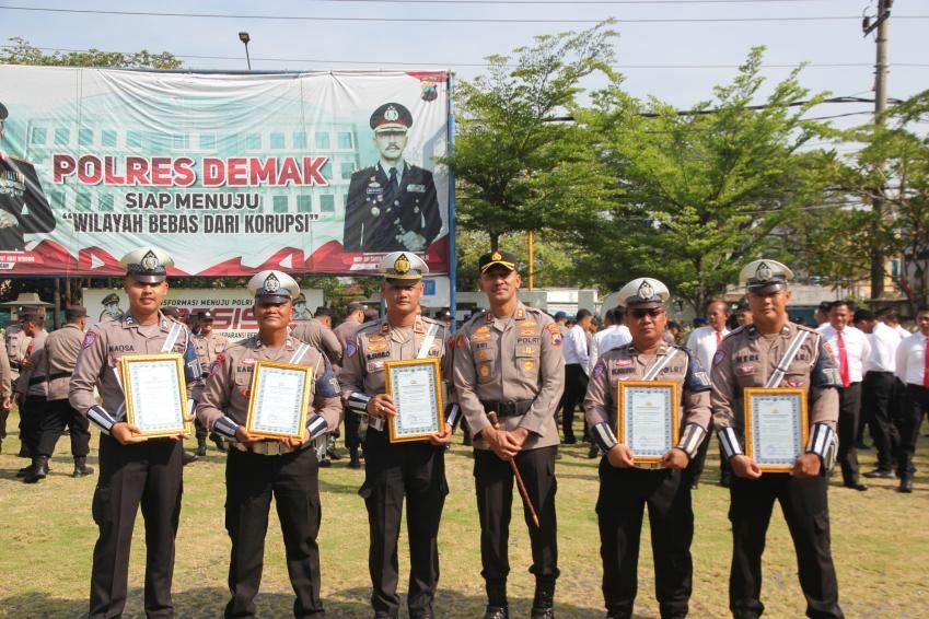 Polres Demak Beri Penghargaan kepada Anggota Berprestasi, Kapolres Prestasi Bukan Tujuan Akhirâ€