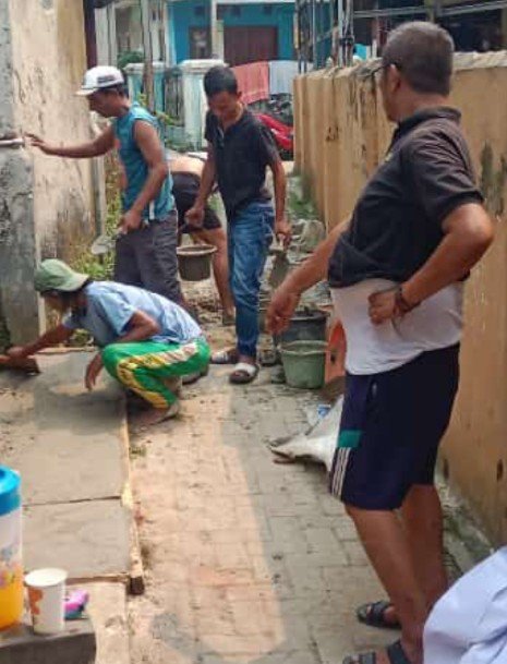 Kepedulian Ketua RT Wahyudin Bikin Warga Kompak Perbaiki Jalan Gang Sempit