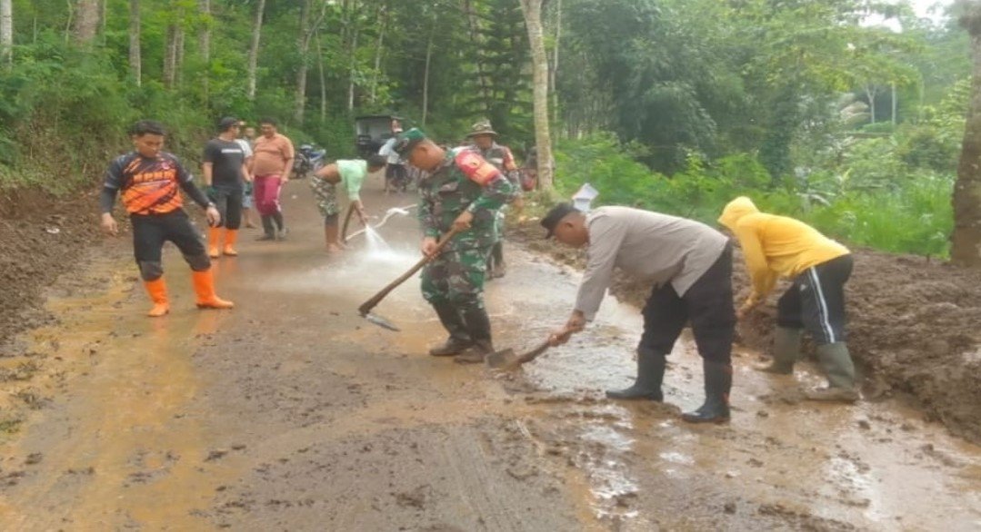 Babinsa Koramil 0808-13 Doko Bersama Warga Gotong Royong Bersihkan Material Longsor di Desa Resapomb