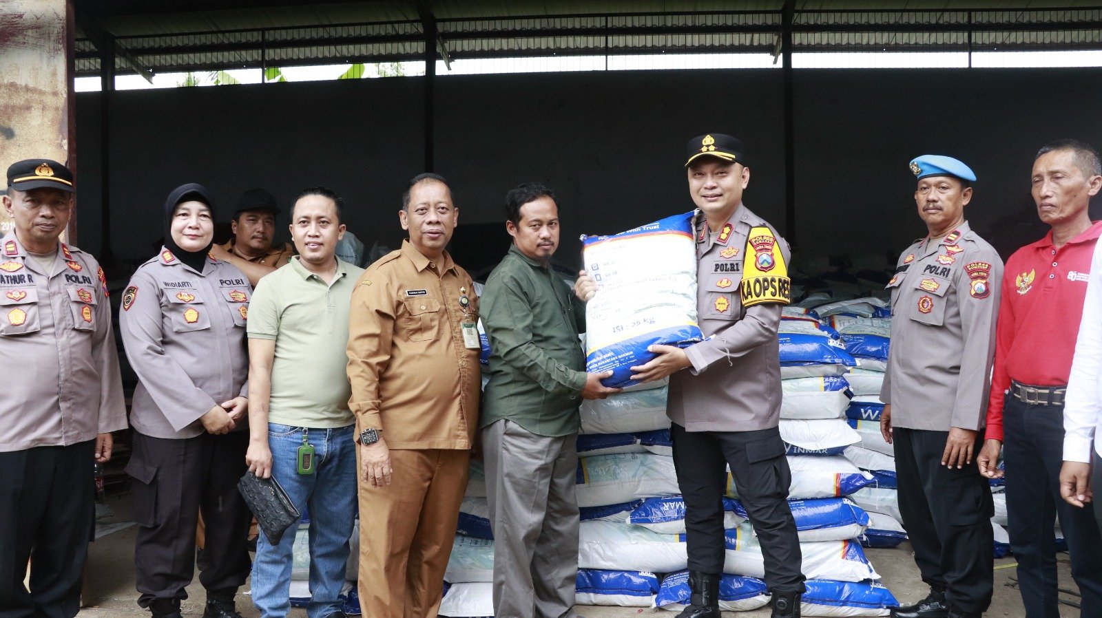 Dukung Program Asta Cita, Kapolres Sumenep Salurkan Bantuan 67,710 Ton Benih Jagung Secara Simbolis 