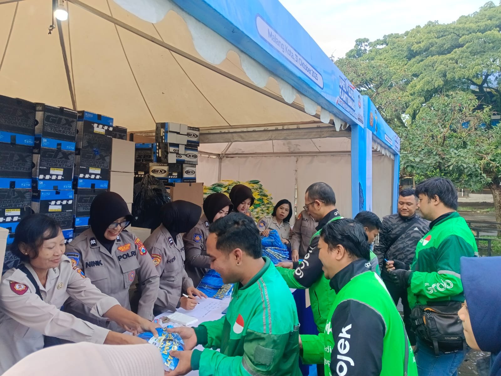 Ribuan Driver Ojol Deklarasi Kamtibmas â€œJogo Jatimâ€ di Stadion Gajayana Polresta Malang Kota Berbagi