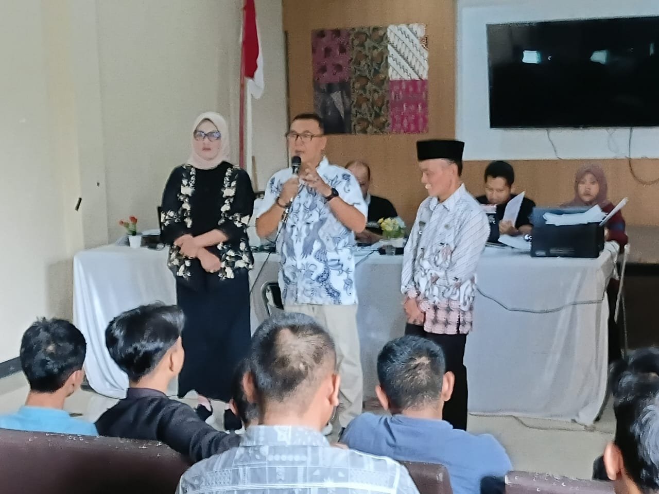 Disdukcapil Bandung Barat Jemput Bola ke Desa Kertajaya, Layani Ratusan Warga
