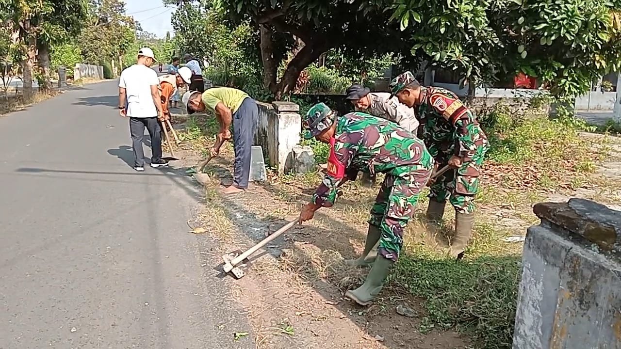 Kerja Bakti Babinsa Tanjungsari dan Warga Wujudkan Lingkungan Bersih Di Josenan