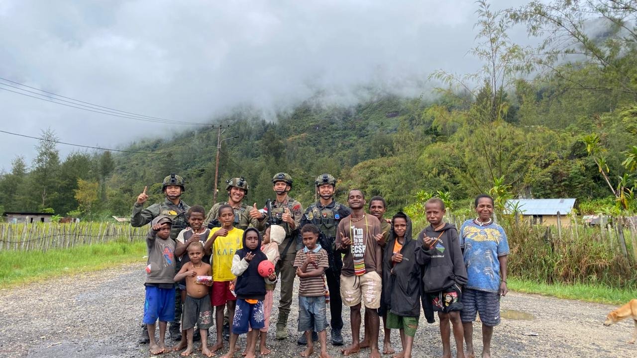Personel Ops Damai Cartenz Tebar Keceriaan Bersama Anak-Anak di Distrik Bibida, Paniai