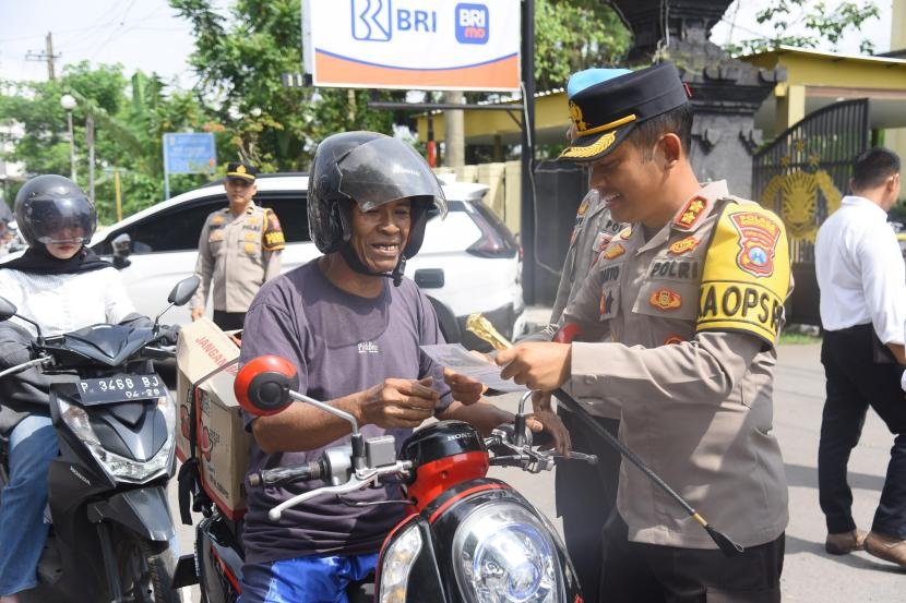 Kapolres Bondowoso membagikan brosur bagi pengguna jalan dalam operasi Zebra Semeru 2025