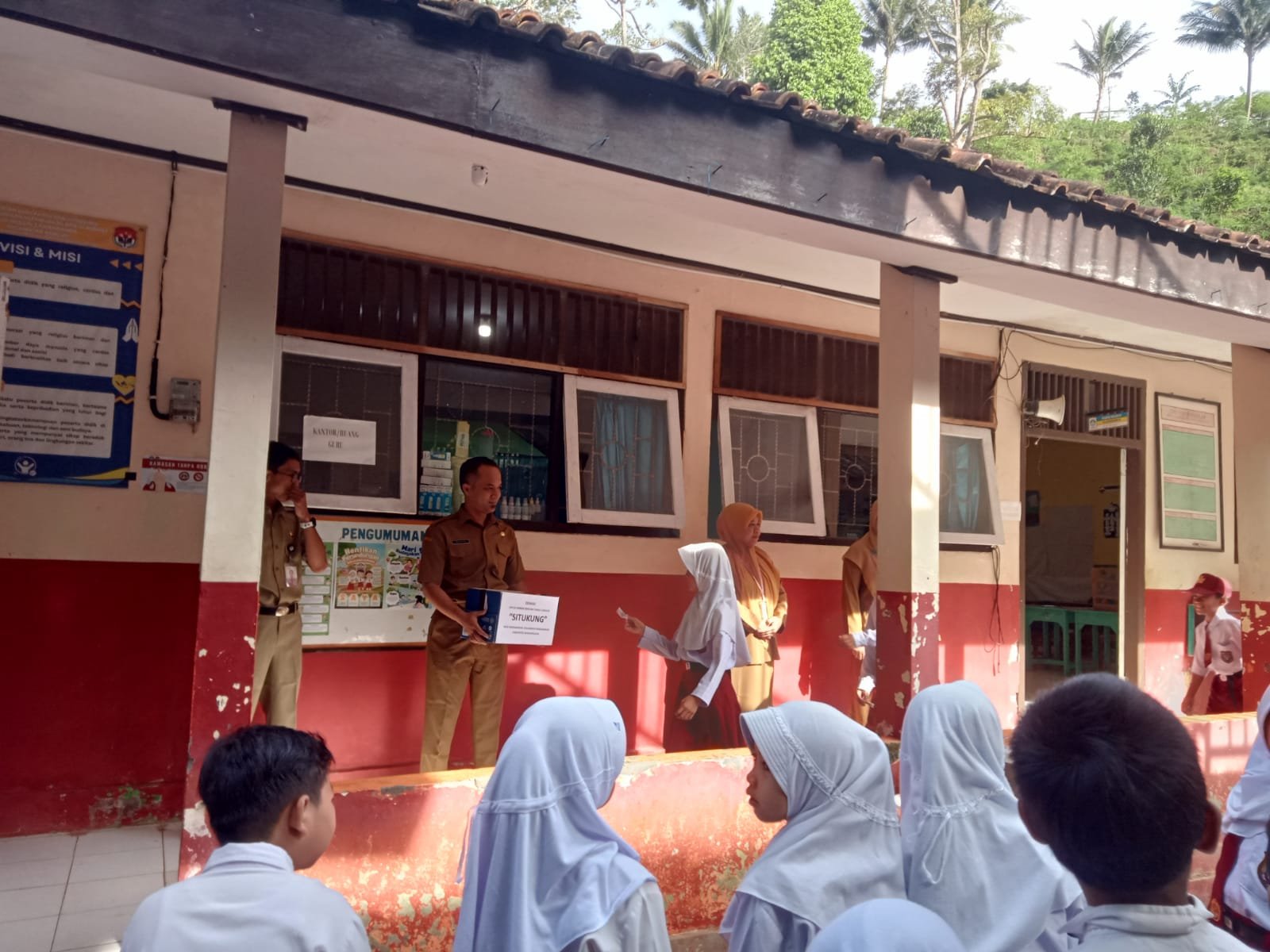 SD Negeri 2 Panawaren Bergerak: Donasi Positif untuk Korban Longsor Dusun Situkung
