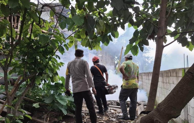 Fogging Digelar di Dusun Sumbersari, Kapolsek Lumbang: â€œUpaya Penanggulangan Wabah Chikungunya Harus