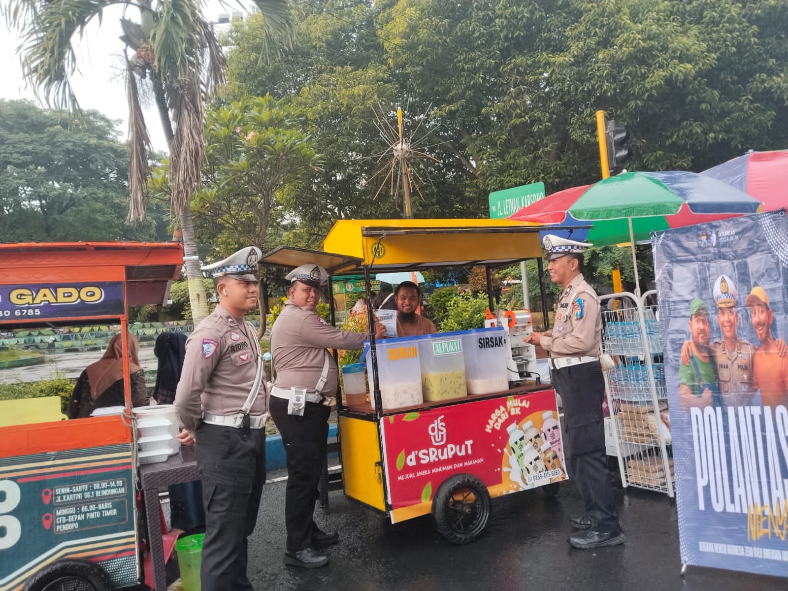 Polantas Polres Bondowoso Sapa Masyarakat Pengunjung Car Free Day, Ajak Warga Tertib Berlalu Lintas