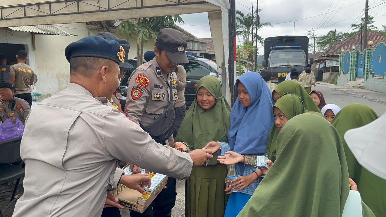 Polisi Berbagi Snack dan Susu untuk Pelajar Terdampak Erupsi Gunung Semeru