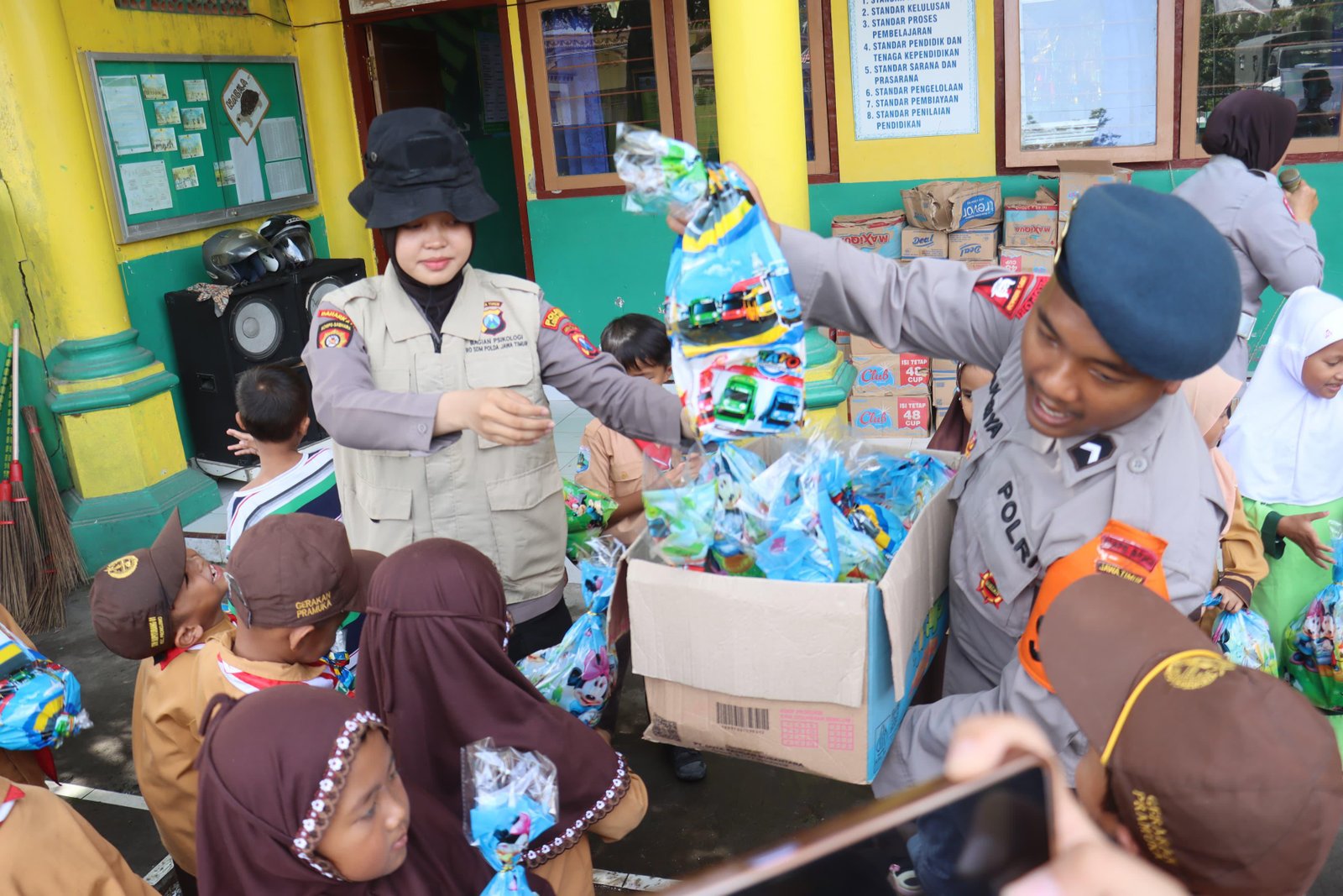 Polisi Gelar Trauma Healing dan Berbagi Snack untuk Pelajar Terdampak Erupsi Gunung Semeru