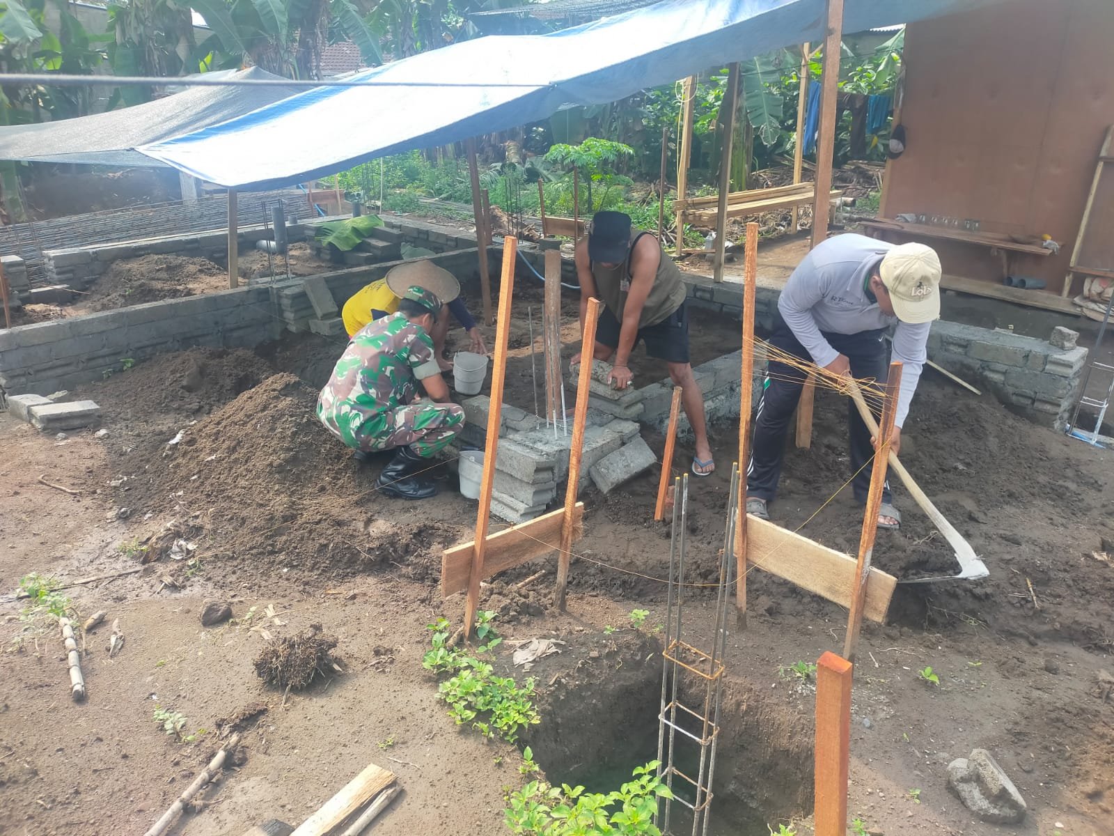 Babinsa Ngadirejo Bantu Perehaban Rumah Dan MCK Warga