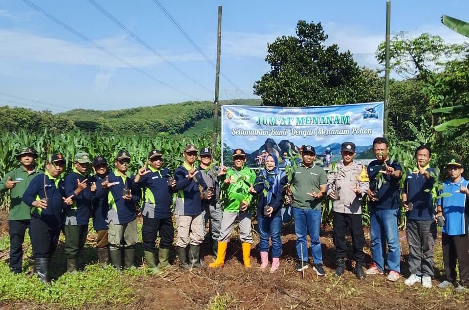 Selamatkan Bumi, Perhutani Kendal Tanam 1.500 Bibit Buah di Kawasan Hutan