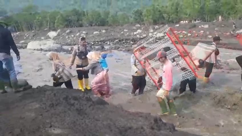 Polri Terus Evakuasi Warga dan Mengamankan Harta Benda di Candipuro: Bergerak Cepat Selamatkan Masya