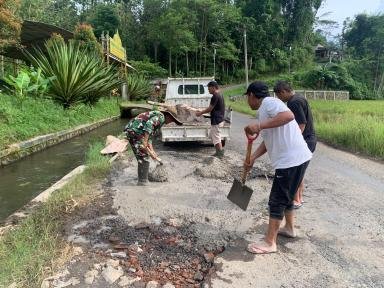 Tanpa Menunggu Anggaran, Anggota TNI dan Warga Tambal Jalan Berlubang Pakai Uang Pribadi: â€œKita Tak Perlu Tunggu Orang Banyak