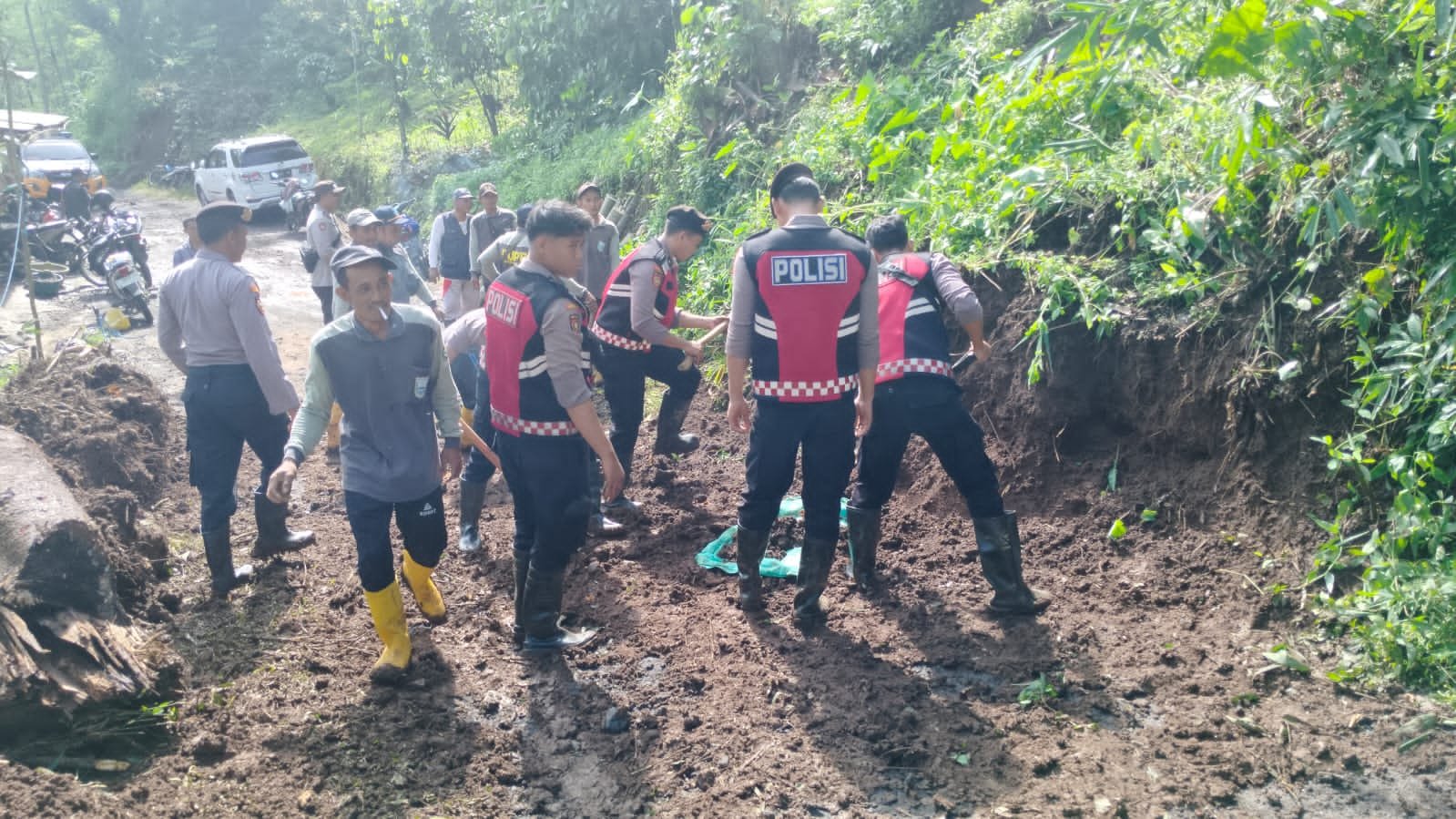 Polres Probolinggo Bersama Warga Bersihkan Material Pascabanjir Bandang di Tiris
