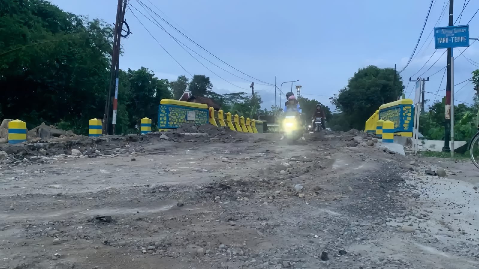Belum Lama Rampung Oprit Jembatan Banger Trenggalek Rusak Parah Kualitas Pekerjaan Kontraktor Dipe