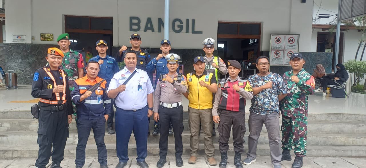 Persiapan Nataru Antisipasi Laka Kereta Api Satlantas Polres Pasuruan Tutup Perlintasan KA Tanpa Pa