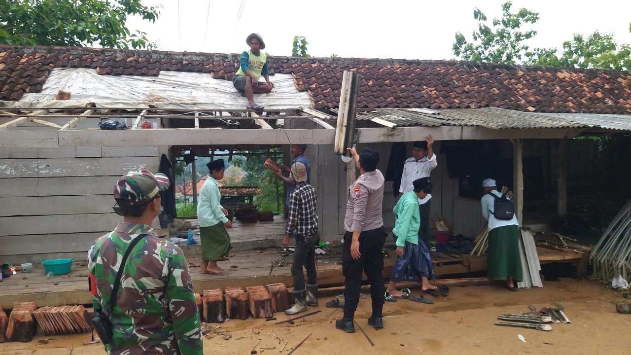 Angin Puting Beliung Terjang Desa Payudan Dundang Polsek Guluk-Guluk dan Koramil Gerak Cepat Bantu 