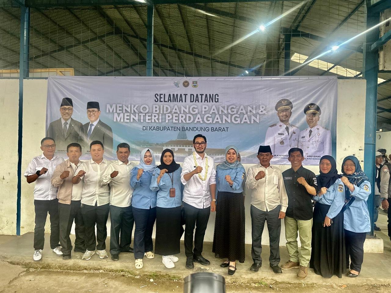 KUNJUNGAN KERJA TIM PEMIMPINAN NASIONAL KE KABUPATEN BANDUNG BARAT SERAHKAN BANTUAN PANGAN