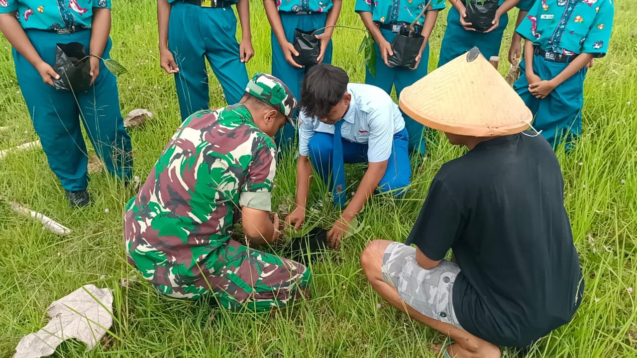 Babinsa Ngeni Bersama Siswa SMPN 2 Wonotirto Tanam Bibit Trembesi Mendukung Program Bersatu Dengan A