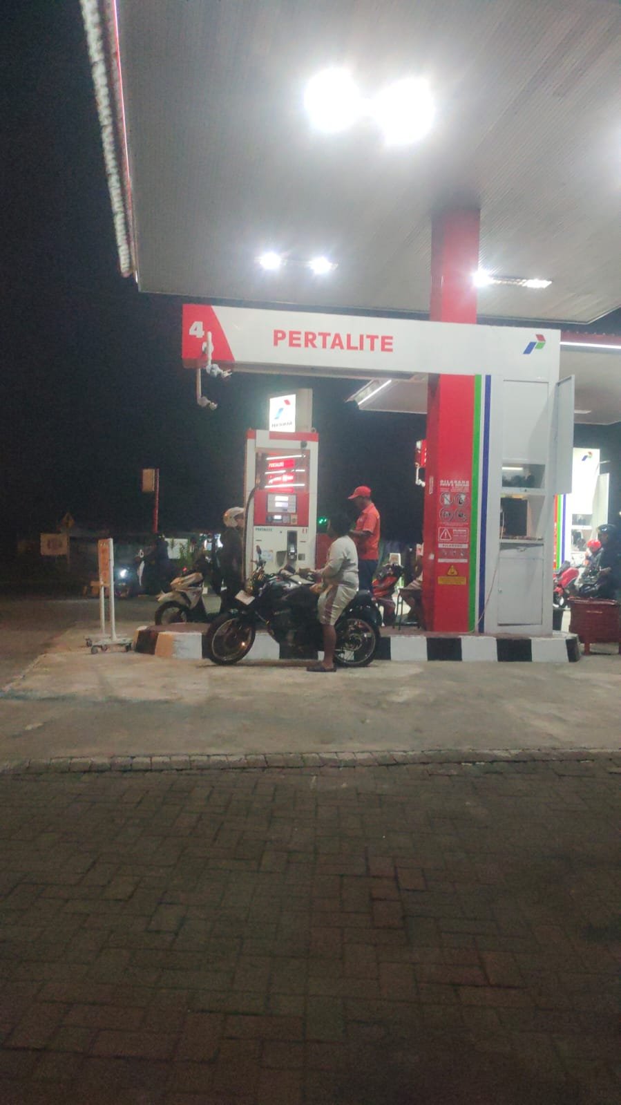 Diduga Pom bensin candi wates Jalan Raya Pandaan Prigen telah kebal Hukum SPBU