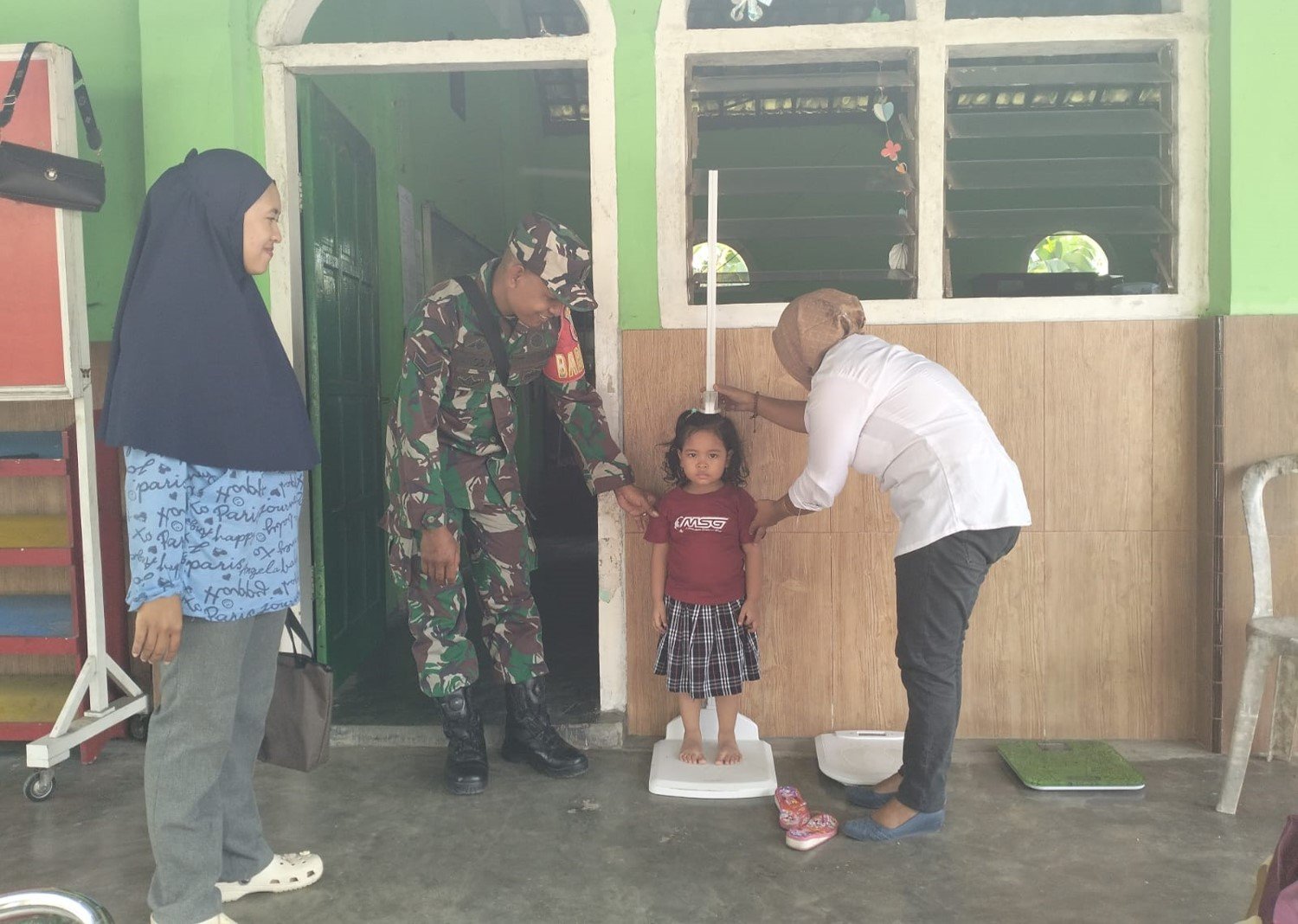 Babinsa Kelurahan Rembang Dampingi Kegiatan Penimbangan Balita Bersama Kader Posyandu