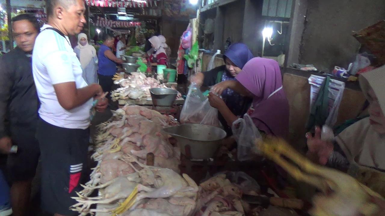 Dampak Program Makan Bergizi Gratis, Harga Daging Ayam di Kendal Merangkak Naik