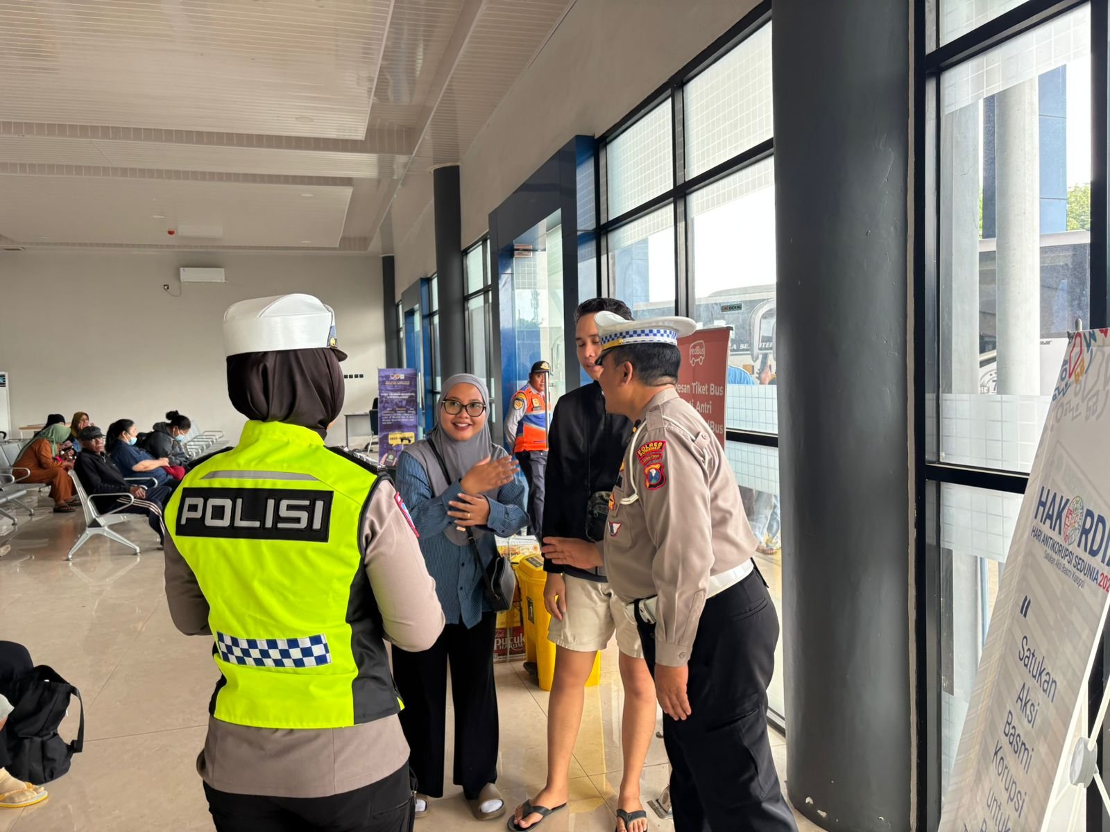 Polantas Menyapa di Terminal Arya Wiraraja Satlantas Polres Sumenep Edukasi Pentingnya Tertib Berla