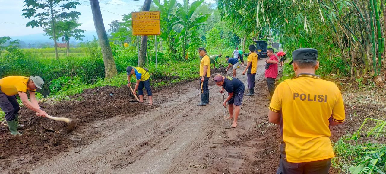 Polsek Winongan Bersama Warga Gelar Bakti Sosial Bersihkan Lumpur Pascabanjir di Desa Prodo
