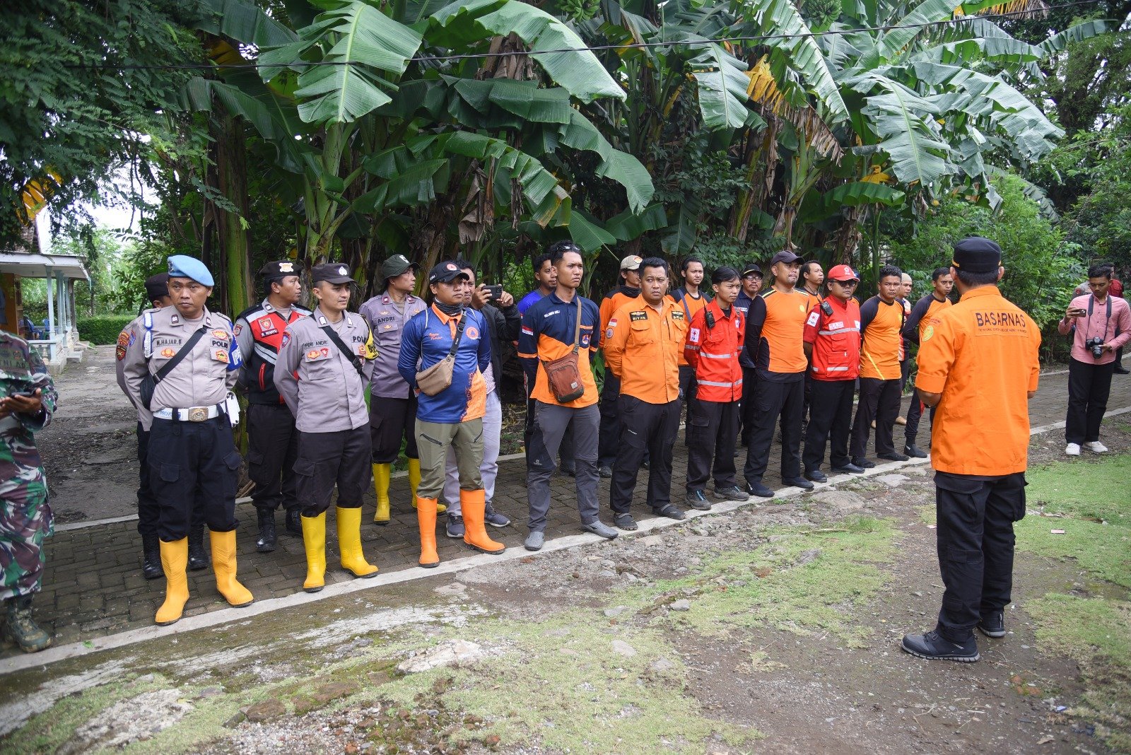 Polres Bondowoso bersama Basarna melakukan upaya pencarian korban tenggelam