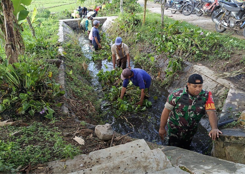 Cegah Banjir Musim Hujan Babinsa Ngaringan Gotong Royong Bersihkan Gorong-Gorong
