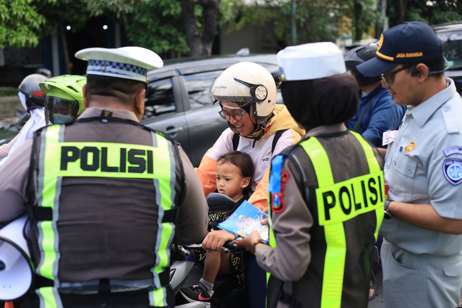 Polres Gresik Gencarkan Edukasi Keselamatan, Pengguna Jalan Tertib Dapat Cokelat