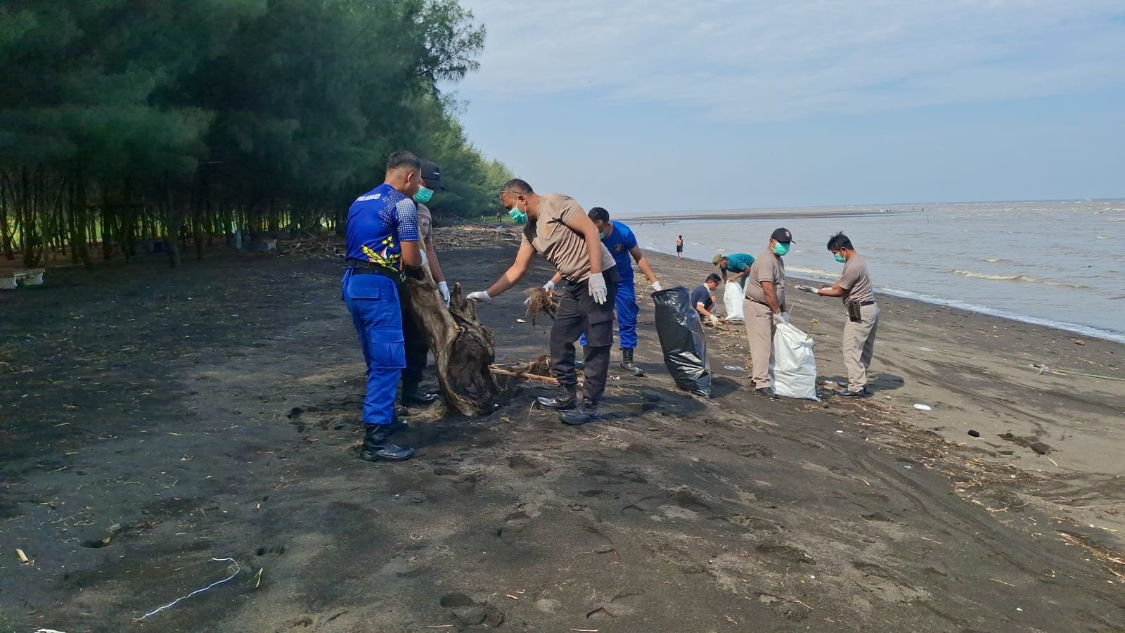 Gerakan Indonesia Asri : Polres Probolinggo Bersama Warga Percantik Destinasi Wisata Pantai