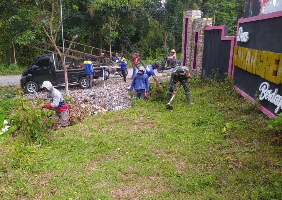 Pererat Silaturahmi, Babinsa Karangrejo Dan Warga Dusun Sumberjo Kompak Kerja Bakti Bersihkan Lingku