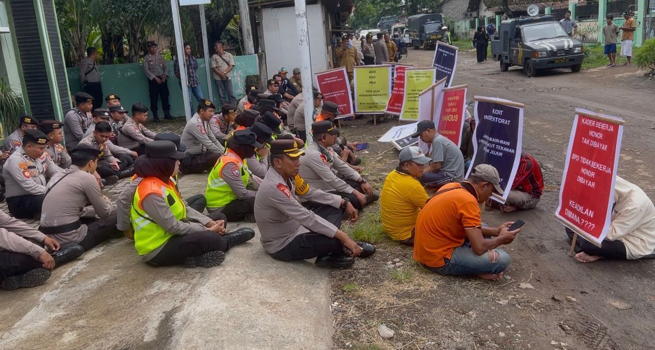 Polres Bondowoso melakukan pengamanan Unjuk Rasa Warga Desa Ramban Kulon Berlangsung secara humanis