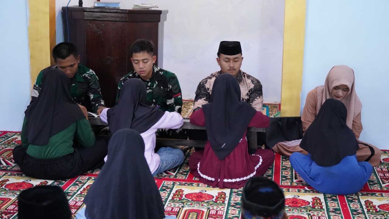 Satgas TMMD Ke 127 Kodim 0808-Blitar Ajarkan Anak-Anak Mengaji Di Dusun Barurejo