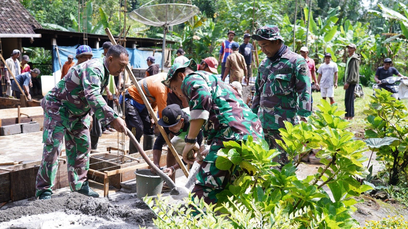 TMMD Ke 127 Kodim 0808-Blitar Dan Warga Gotong Royong Cor Pondasi Rumah Mbah Mujinah