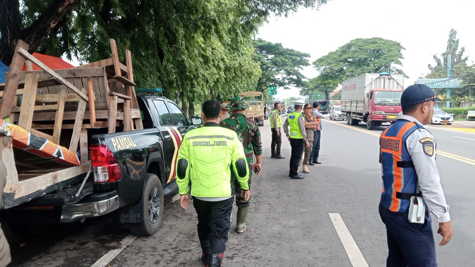 Satlantas Polres Pasuruan Tertibkan PKL dan Parkir Liar di Bundaran Sirkel Gempol