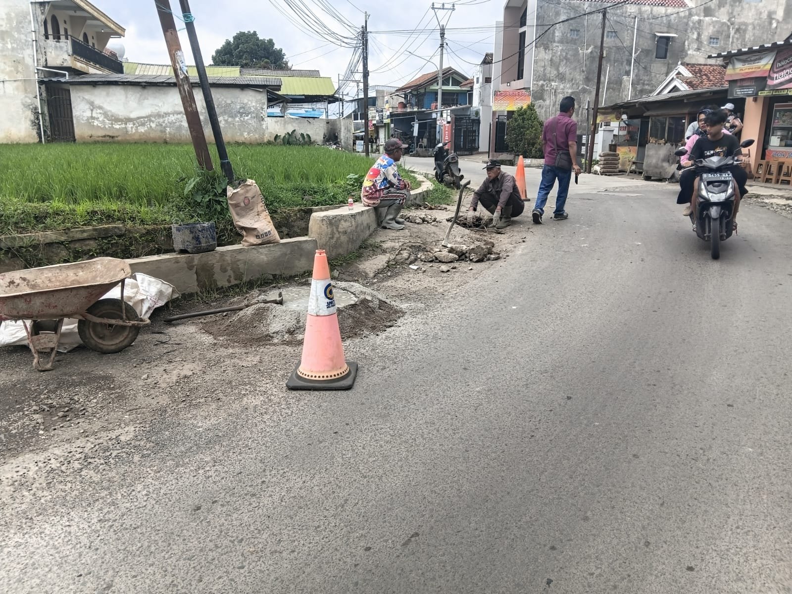 Bakti Sosial Perbaikan Jalan dan Jembatan di Kampung Los, Desa Sukatani Ngamprah Jelang Ramadhan