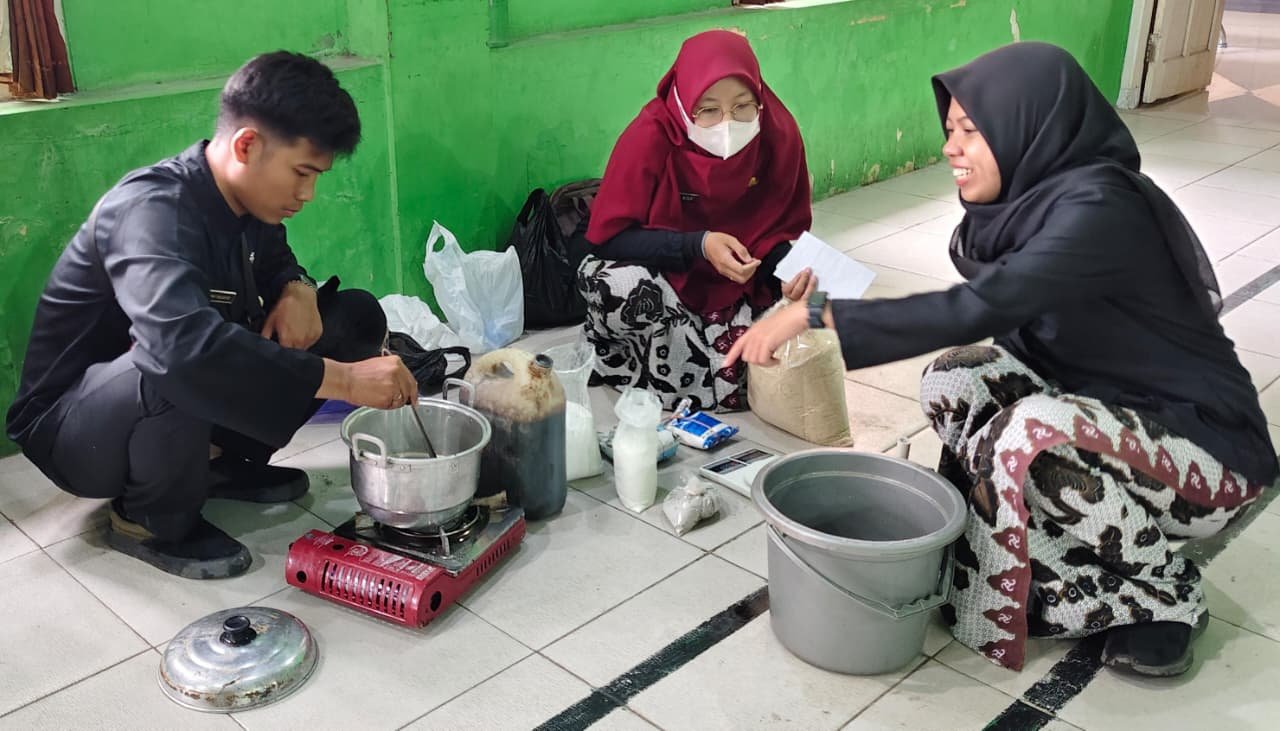 Tingkatkan Produktivitas Ternak, DPKH Brebes Gelar Pelatihan Pembuatan "Permen" Suplemen UMMB