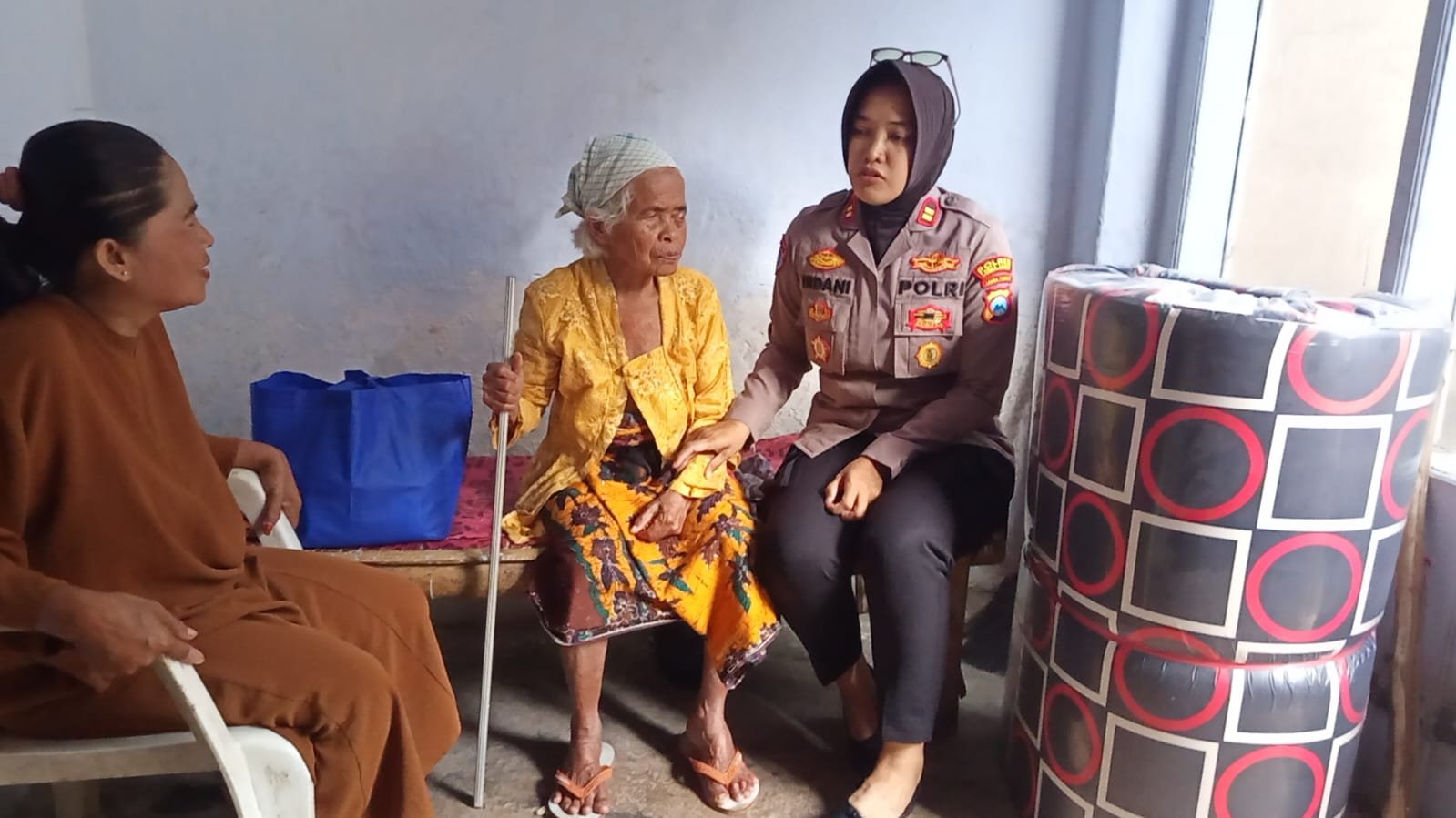Polri Peduli : Polres Lumajang Salurkan Bantuan untuk Lansia Sebatangkara