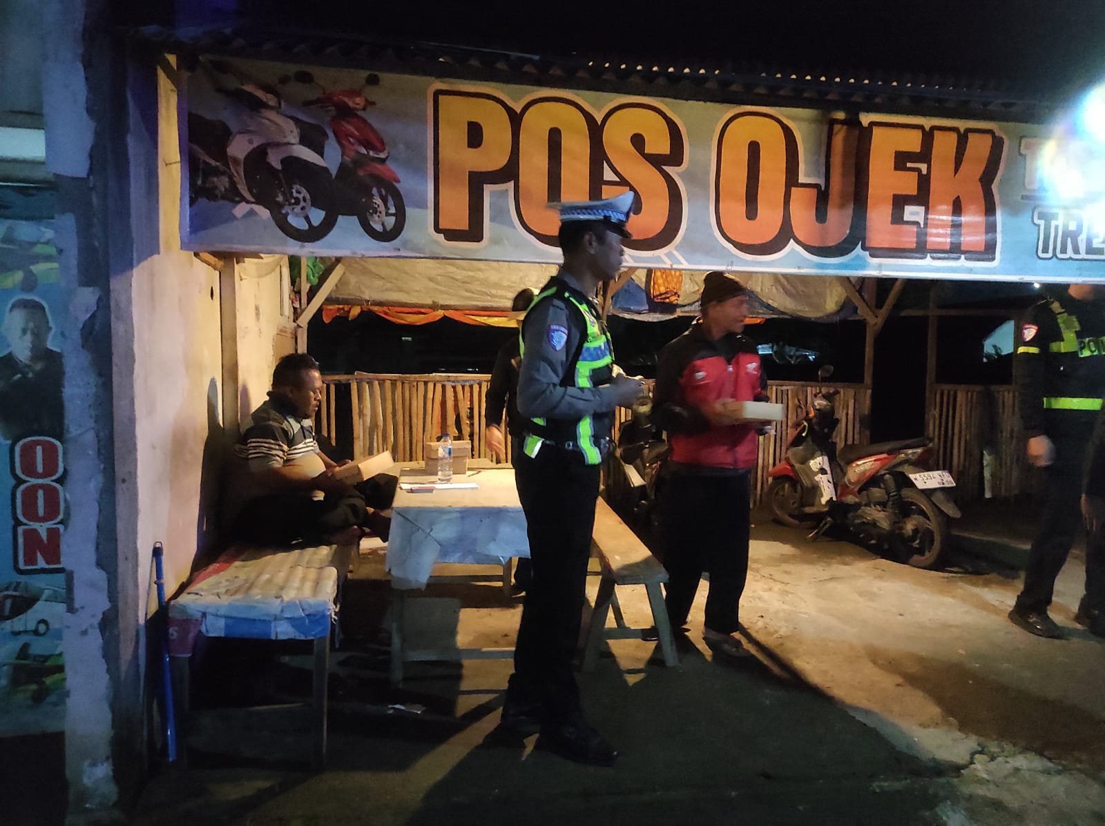 Borong Dagangan UMKM, Polantas Trenggalek Bagikan Makan Sahur Kepada Warga. 